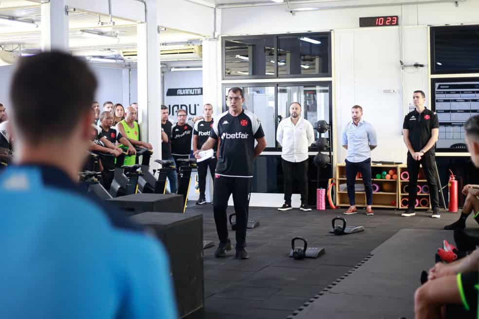 20251230-073454-1-9-fabio-carille-em-reapresentacao-do-elenco-do-vasco-foto-matheus-lima-1 Fábio Carille em reapresentação do elenco do Vasco — Foto: Matheus Lima