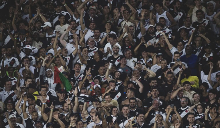 Torcida do Vasco comemorando festa.