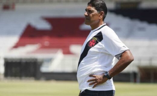 Acácio nos tempos de coordenador de goleiros da base do Vasco