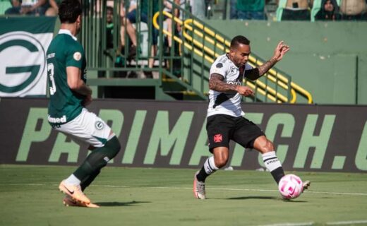 Alex Teixeira em ação pelo Vasco contra o Goiás