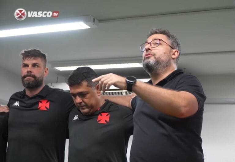 Alexandre Mattos no vestiário após vitória sobre o Boavista