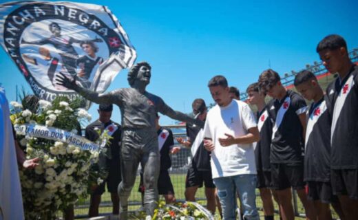 Ato em frente à estátua de Roberto Dinamite