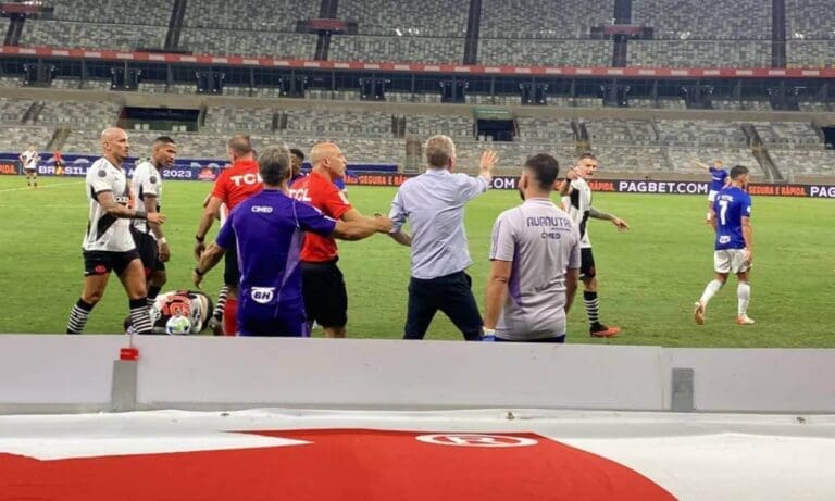 Autuori discutindo com Vegetti