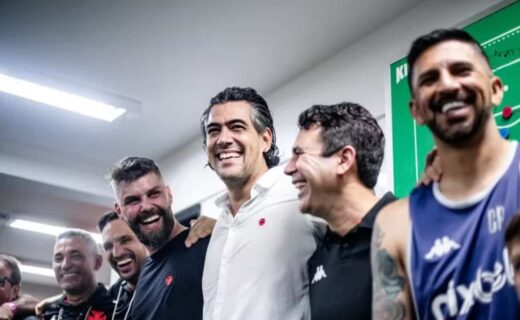 Paulo Bracks no vestiário após a permanência do Vasco na Série A