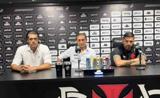 Paulo Bracks, Ramón e Emiliano Díaz na coletiva do Vasco