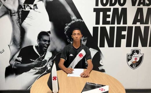 Breno Sales assinando contrato com o Vasco