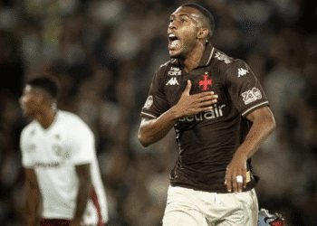 Aparecido do jogador Vasco comemorando.