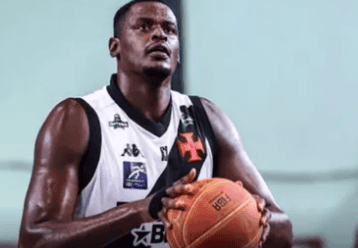 Jogador de basquete do Vasco segurando bola.
