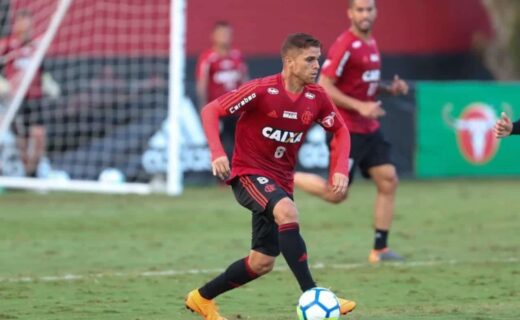 Gustavo Cuellar em treino nos tempos de Flamengo