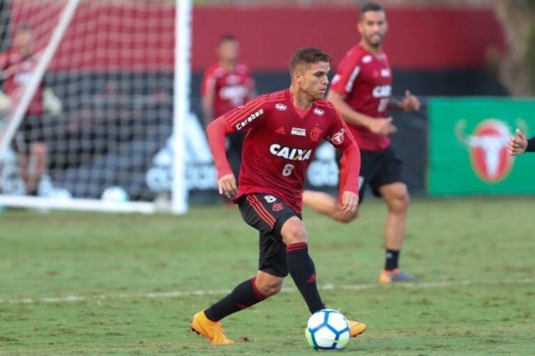 Gustavo Cuellar em treino nos tempos de Flamengo