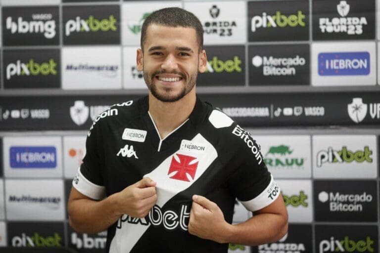 De Lucca posa com a Vasco