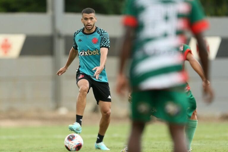 De Lucca em ação pelo Vasco em jogo-treino contra o Porto Real