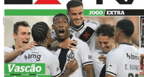 Jogadores do Vasco comemorando vitória.