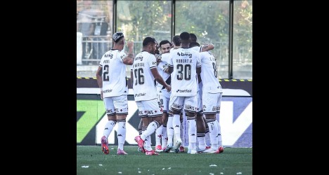 Jogadores do Vasco comemorando juntos.