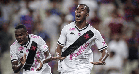 Jogadores do Vasco comemorando gol.