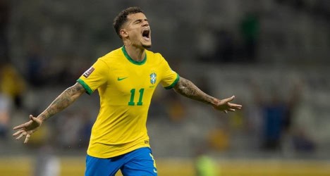 Bandeirinha comemorando gol da seleção brasileira.