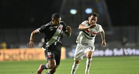 Jogadores do Vasco em ação no estádio.