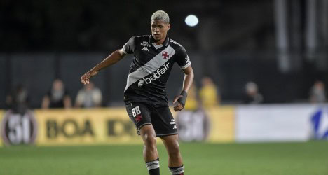 Jogador em ação no campo do Vasco.