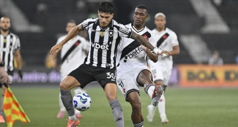 Atleta do Vasco em ação no campo.
