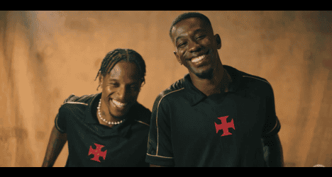 Jogadores do Vasco sorrindo juntos.