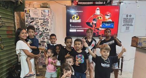 Grupo de crianças e adolescentes sorrindo juntos.