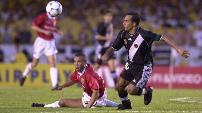 Edmundo em ação pelo Vasco contra o Manchester United