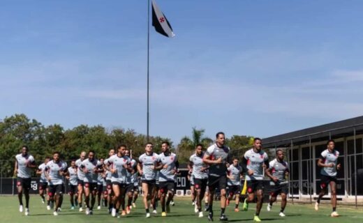 Elenco do Vasco treina no CT Moacyr Barbosa