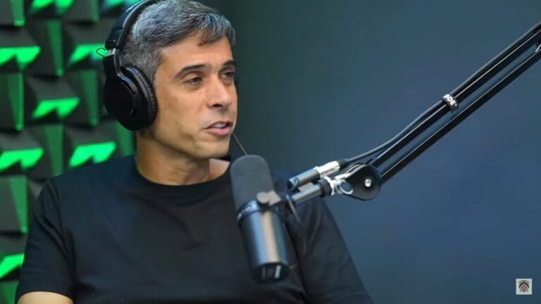 Euriquinho durante participação no podcast Fora de Jogo