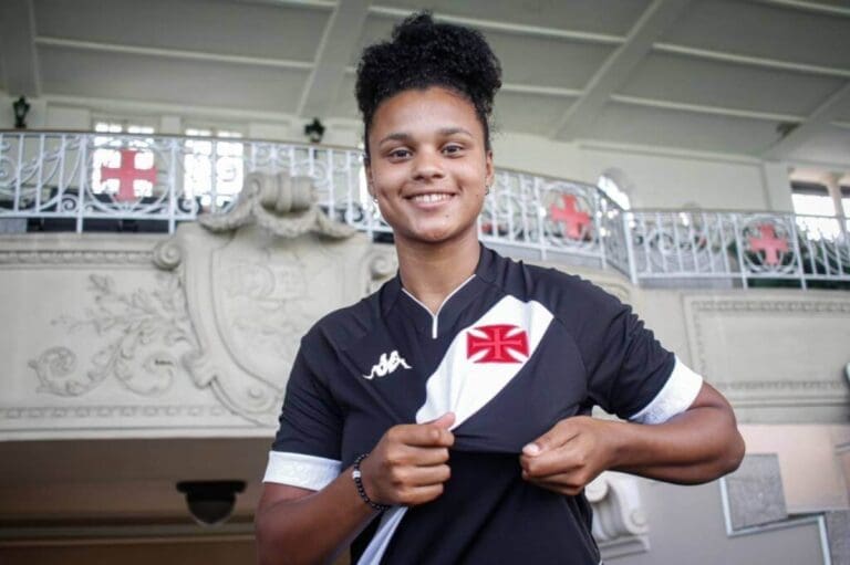 Fabi é a nova zagueira do feminino do Vasco