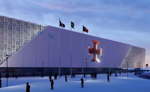 Fachada de São Januário com a Cruz de Malta iluminada