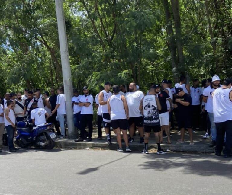 1. Torcida do Vasco reunida na rua.