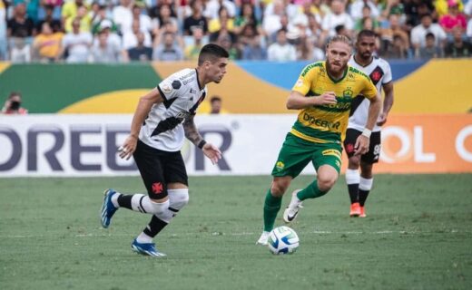 Gabriel Pec em ação pelo Vasco contra o Cuiabá