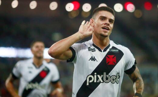 Gabriel Pec festejando gol contra o Flamengo