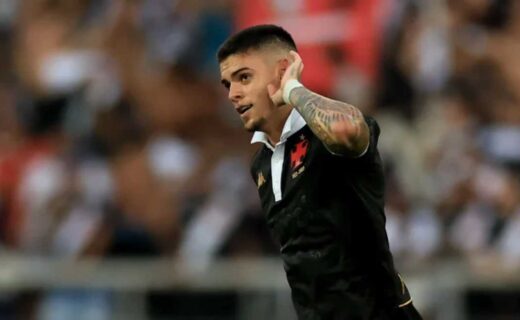 Gabriel Pec comemorando gol contra o Fluminense