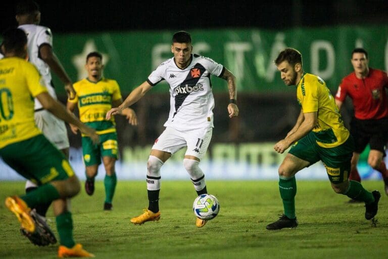 Gabriel Pec em ação pelo Vasco contra o Cuiabá