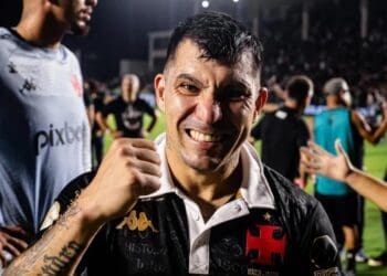 Gary Medel após o Vasco se manter na Série A
