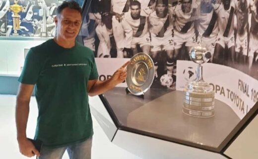 Carlos Germano na sala de troféus do Vasco
