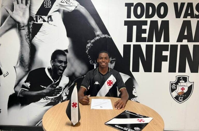 João Victor assinando contrato com o Vasco