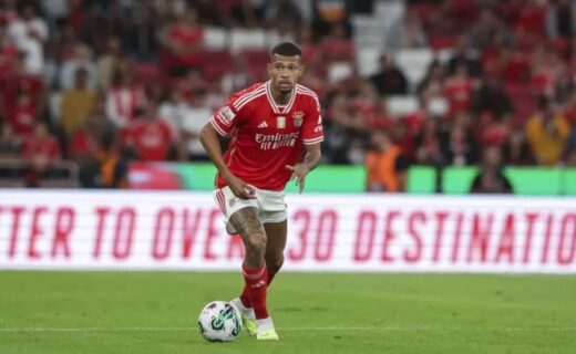 João Victor em campo pelo Benfica, de Portugal