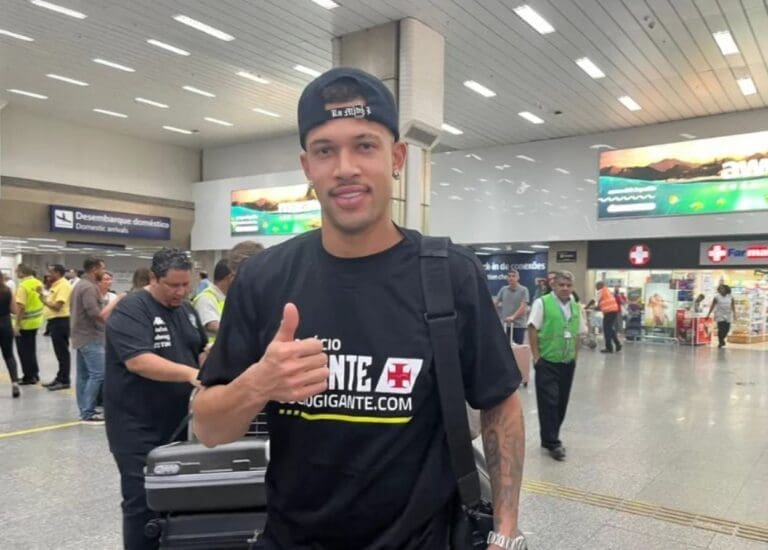 João Victor chega ao Rio para assinar com o Vasco
