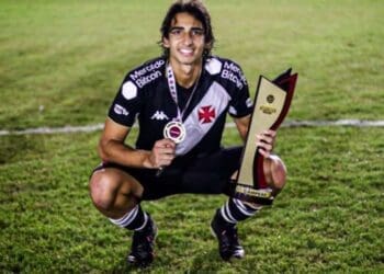 JP com o troféu da Copa Atlântico Sub-19