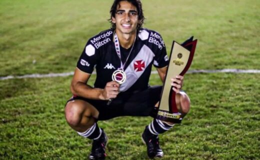 JP com o troféu da Copa Atlântico Sub-19