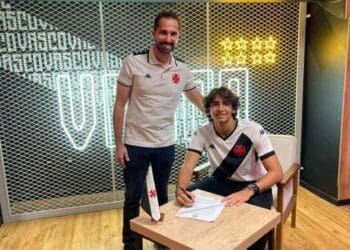 JP assinando contrato com o Vasco