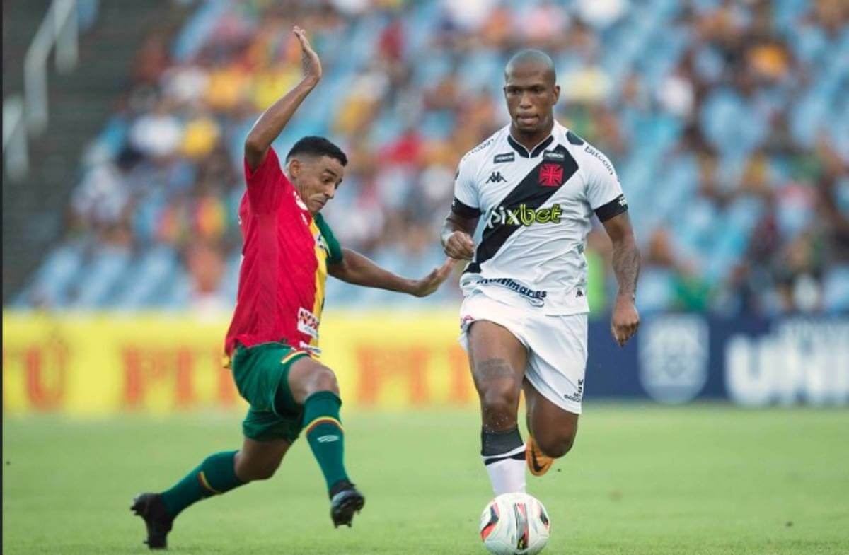Juninho durante jogo contra o Sampaio Corrêa