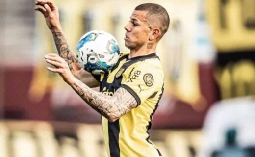 Léo Coelho, zagueiro do Peñarol, do Uruguai
