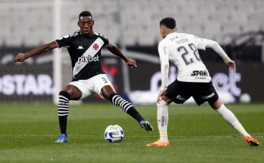 Léo em ação pelo Vasco contra o Corinthians