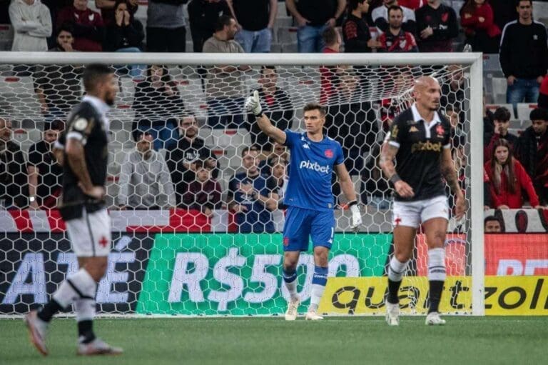 Léo Jardim em ação pelo Vasco contra o Athletico-PR