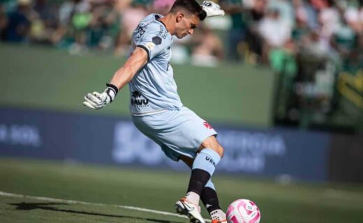 Léo Jardim em jogo contra o Goiás