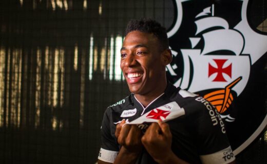 Léo veste a camisa do Vasco