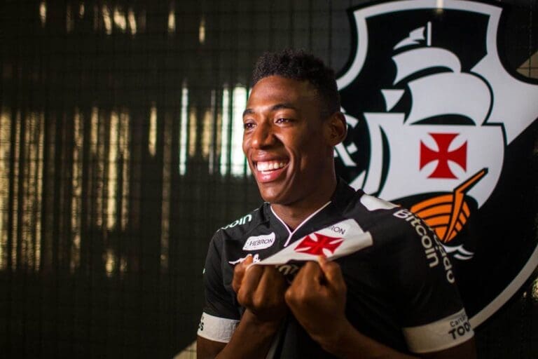 Léo veste a camisa do Vasco